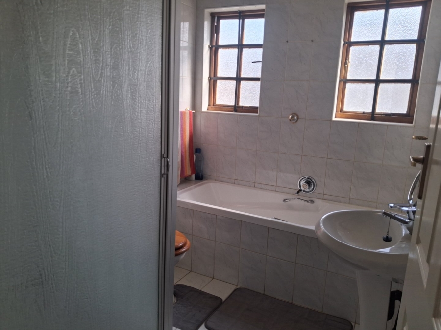 To Let 3 Bedroom Property for Rent in Pentagon Park Free State